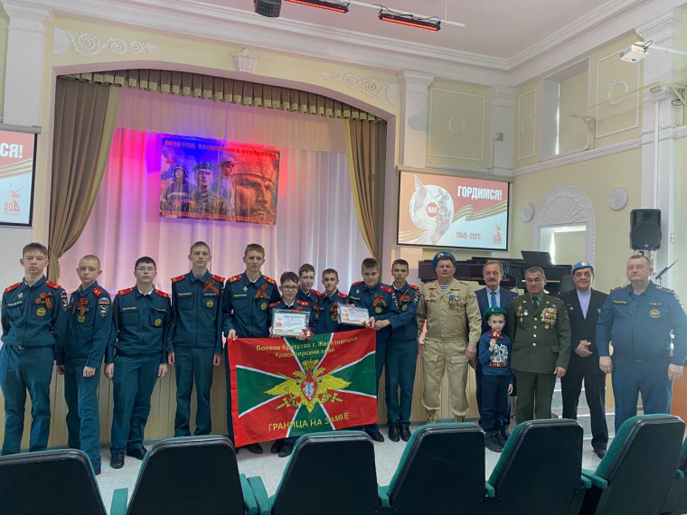 Праздничный концерт во Дворце творчества.